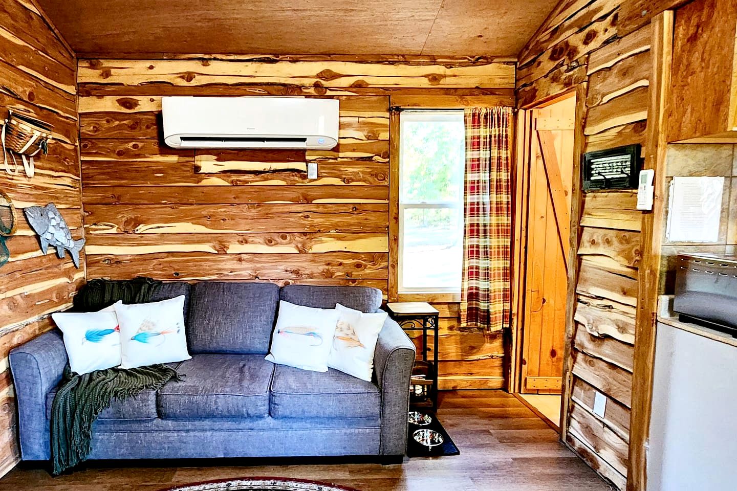 Rustic-Modern Woodland Cabin with Fire Pit Near Bennett Spring – Lebanon, Missouri
