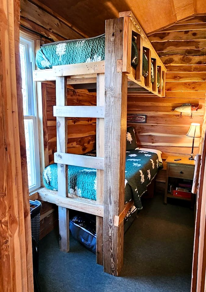 Rustic-Modern Woodland Cabin with Fire Pit Near Bennett Spring – Lebanon, Missouri