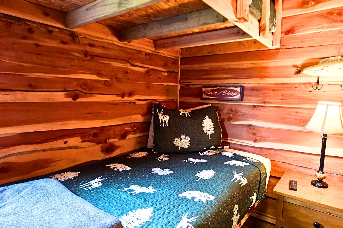 Rustic-Modern Woodland Cabin with Fire Pit Near Bennett Spring – Lebanon, Missouri