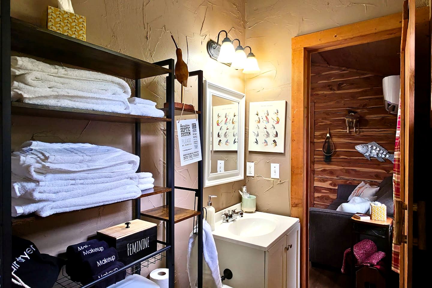 Rustic-Modern Woodland Cabin with Fire Pit Near Bennett Spring – Lebanon, Missouri