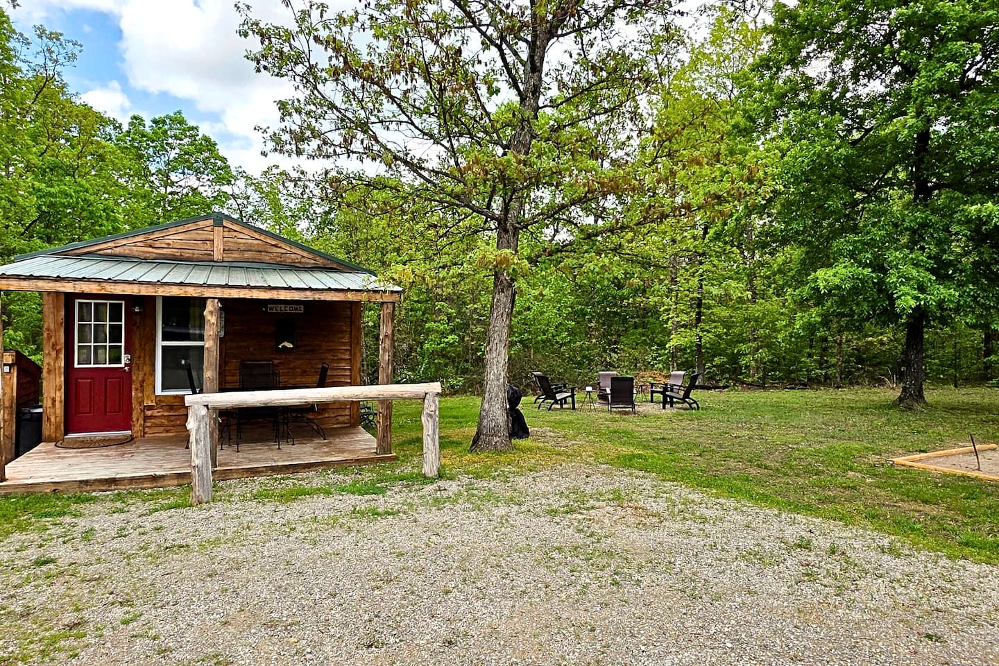 Rustic-Modern Woodland Cabin with Fire Pit Near Bennett Spring – Lebanon, Missouri