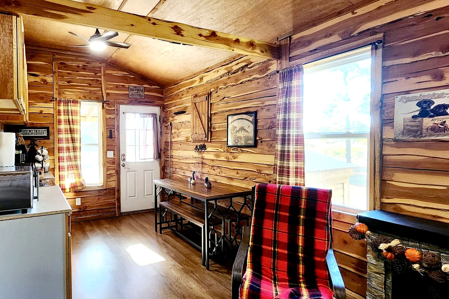Rustic-Modern Woodland Cabin with Fire Pit Near Bennett Spring – Lebanon, Missouri