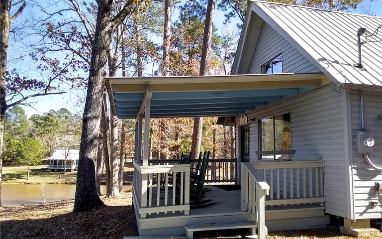 Cozy Pondfront Cabin with Outdoor BBQ & Fire Pit Near Zwolle, Louisiana