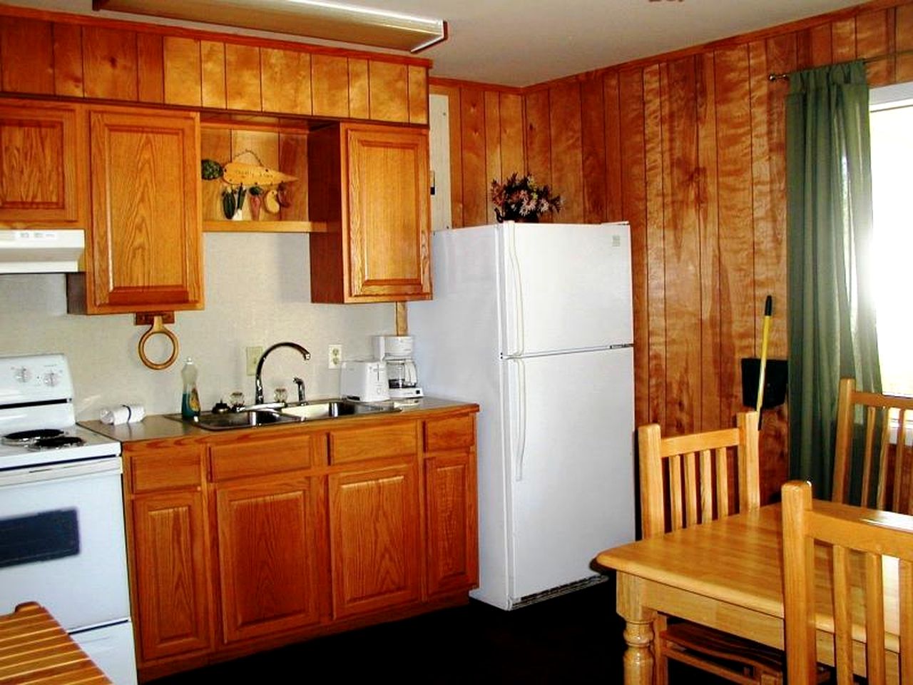 Cozy Pondfront Cabin with Outdoor BBQ & Fire Pit Near Zwolle, Louisiana