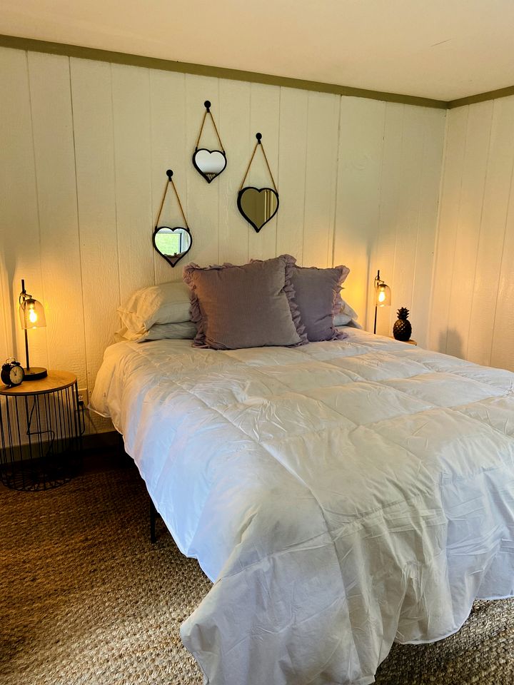 Vintage Cabin Escape with Porch & Stargazing Vibes in Voluntown, Connecticut