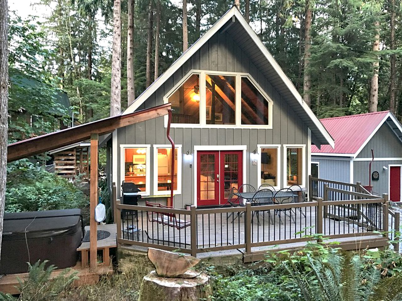 Unique Cabin makes for a Stunning Nature Retreat