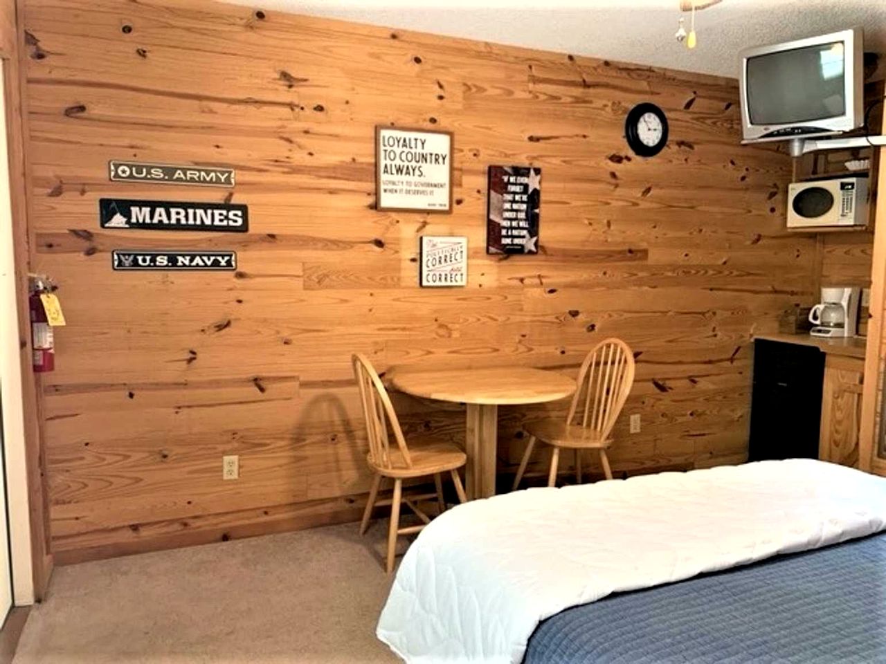 Simple Cabin with Queen Sized Bed near the Ozark National Forest, Perfect for a Glamping Getaway