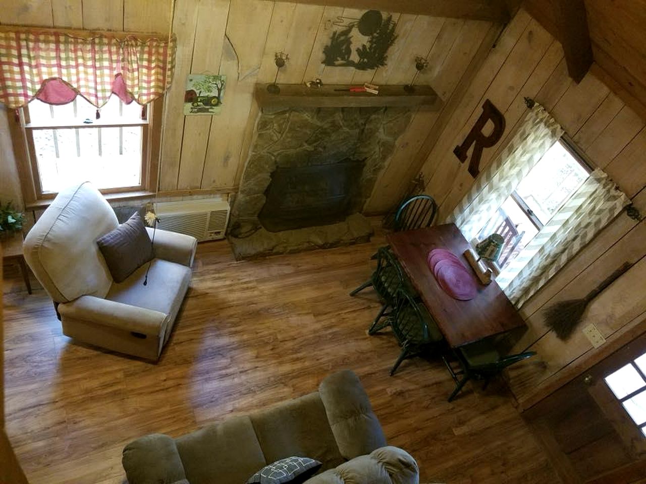 Rustic Cabin Retreat near Tallulah Falls, Perfect for an Escape to Georgia's Wilderness