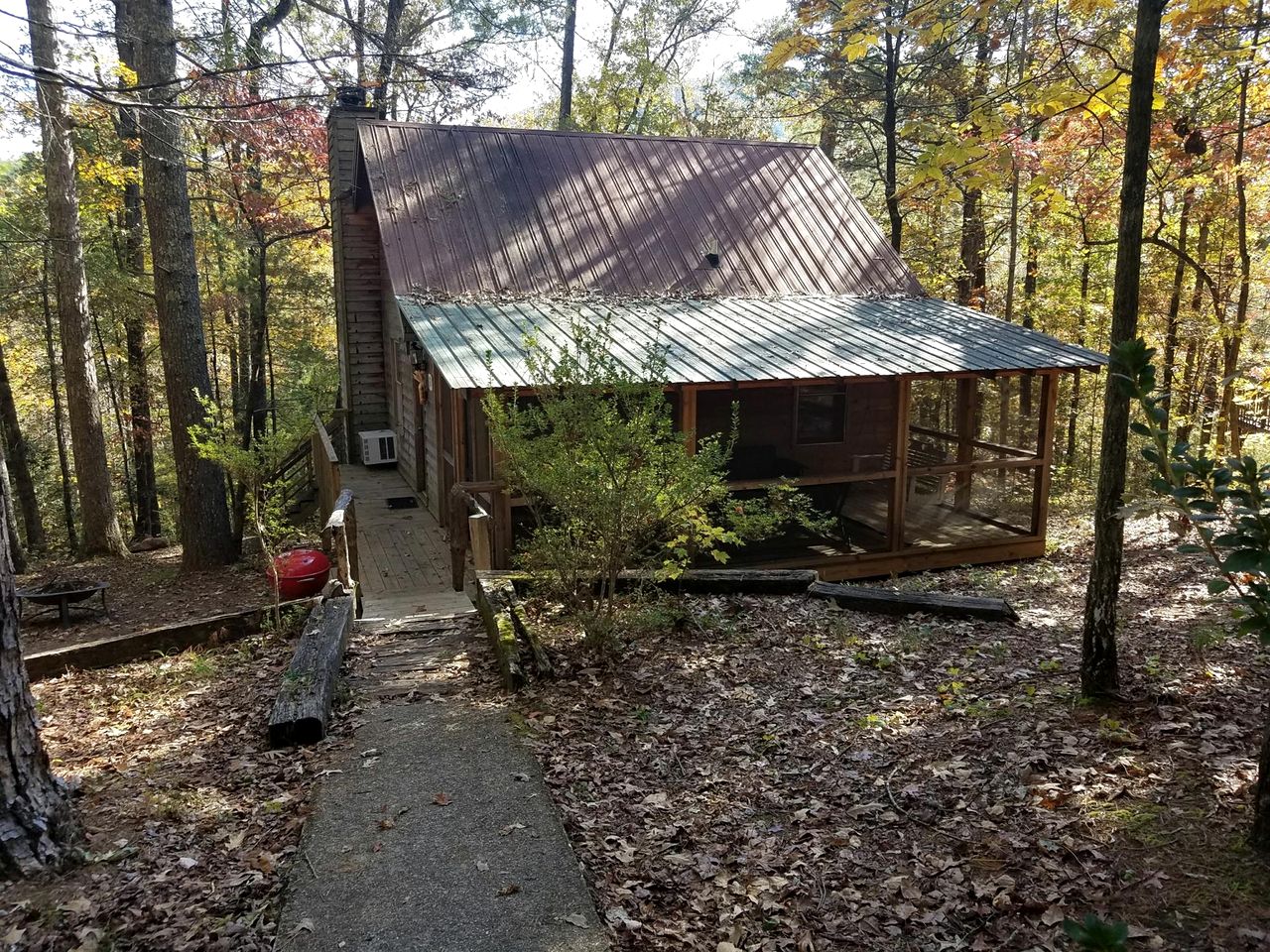 Rustic Cabin Retreat near Tallulah Falls, Perfect for an Escape to Georgia's Wilderness