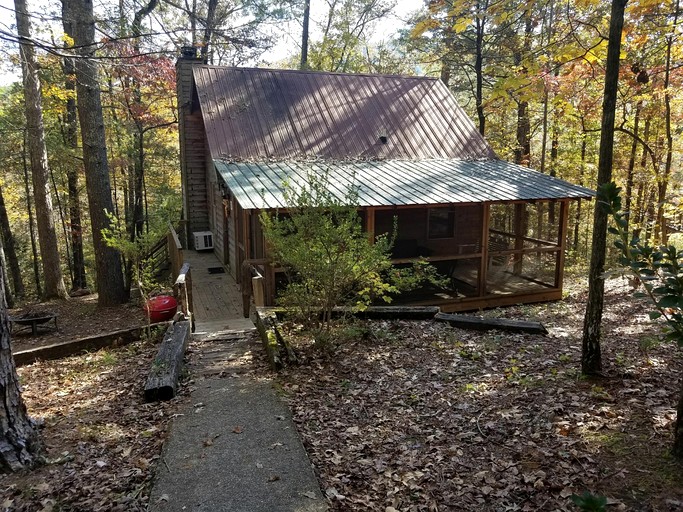 Rustic Cabin Retreat near Tallulah Falls, Perfect for an Escape to Georgia's Wilderness