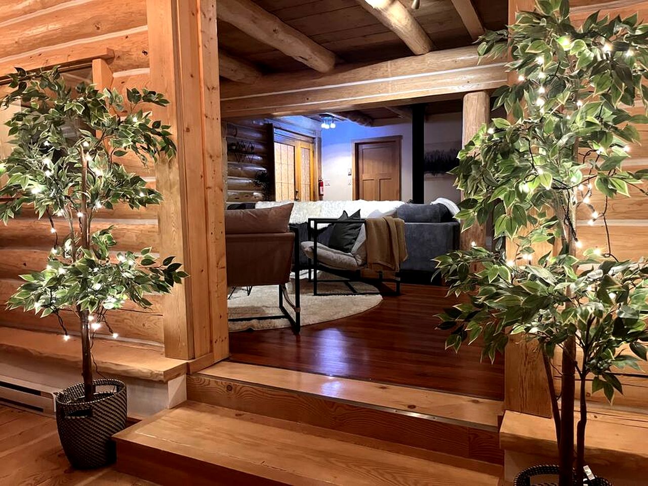 Amazing Secluded Cabin with Games and Hot-tub in Columbia-Shuswap, British Columbia