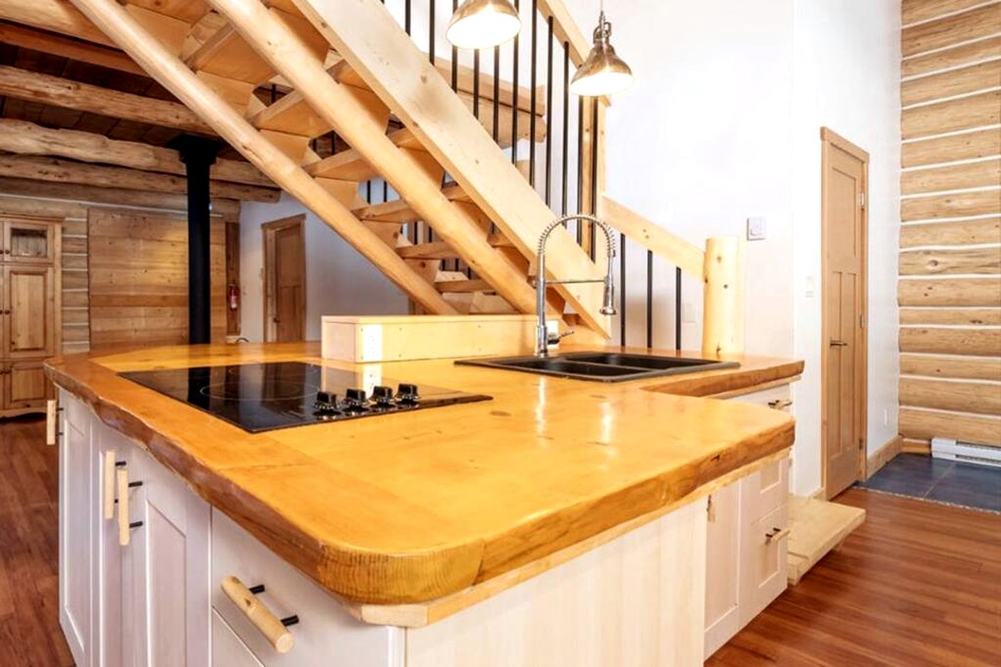 Amazing Secluded Cabin with Games and Hot-tub in Columbia-Shuswap, British Columbia