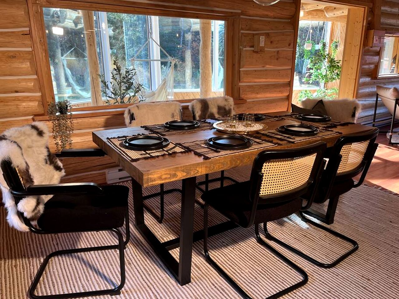 Amazing Secluded Cabin with Games and Hot-tub in Columbia-Shuswap, British Columbia