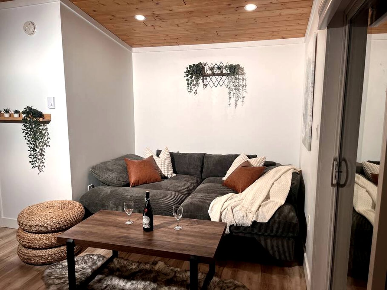 Amazing Secluded Cabin with Games and Hot-tub in Columbia-Shuswap, British Columbia