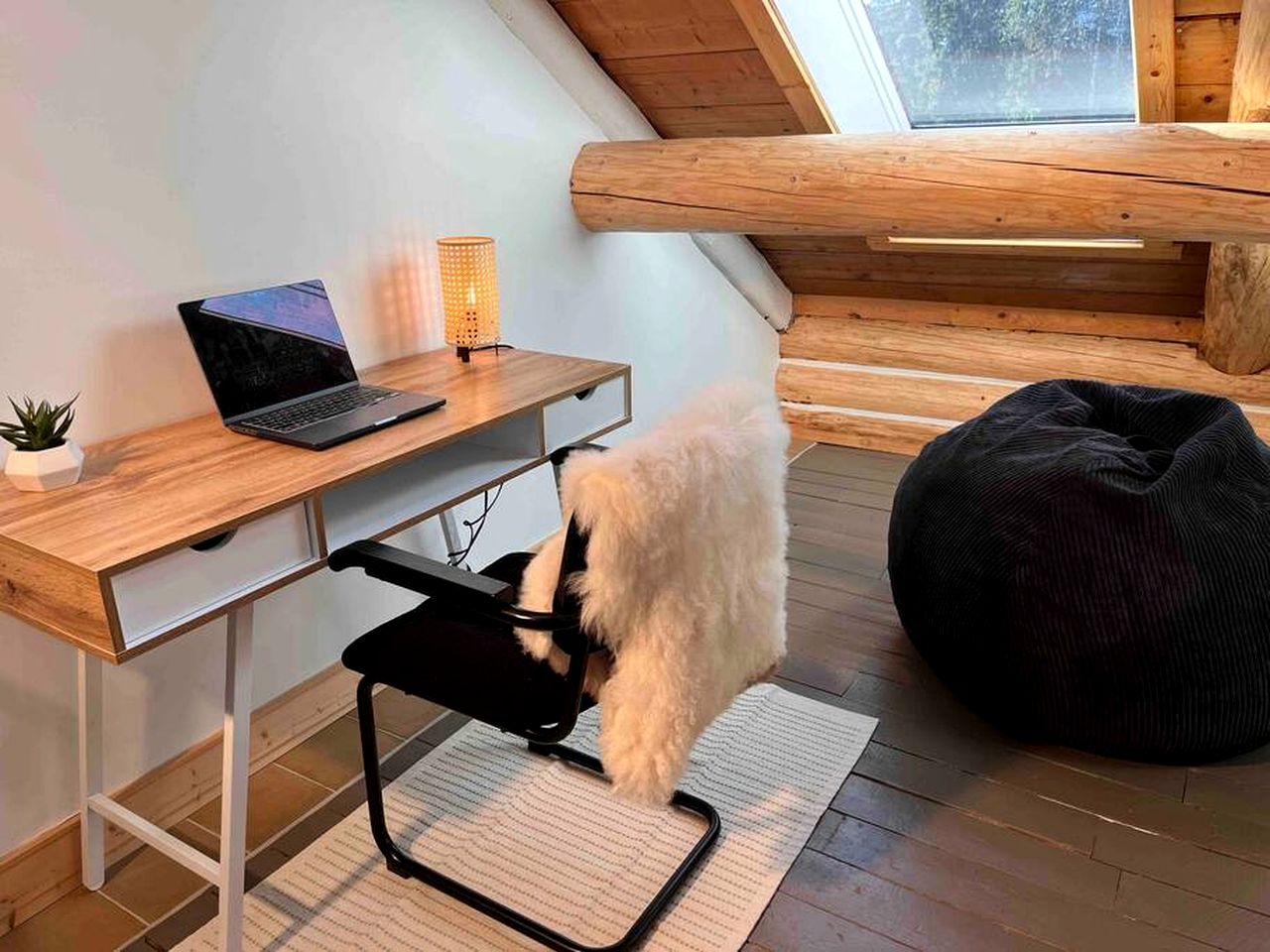 Amazing Secluded Cabin with Games and Hot-tub in Columbia-Shuswap, British Columbia