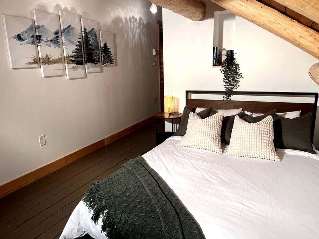 Amazing Secluded Cabin with Games and Hot-tub in Columbia-Shuswap, British Columbia