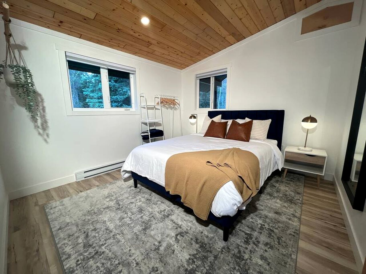 Amazing Secluded Cabin with Games and Hot-tub in Columbia-Shuswap, British Columbia