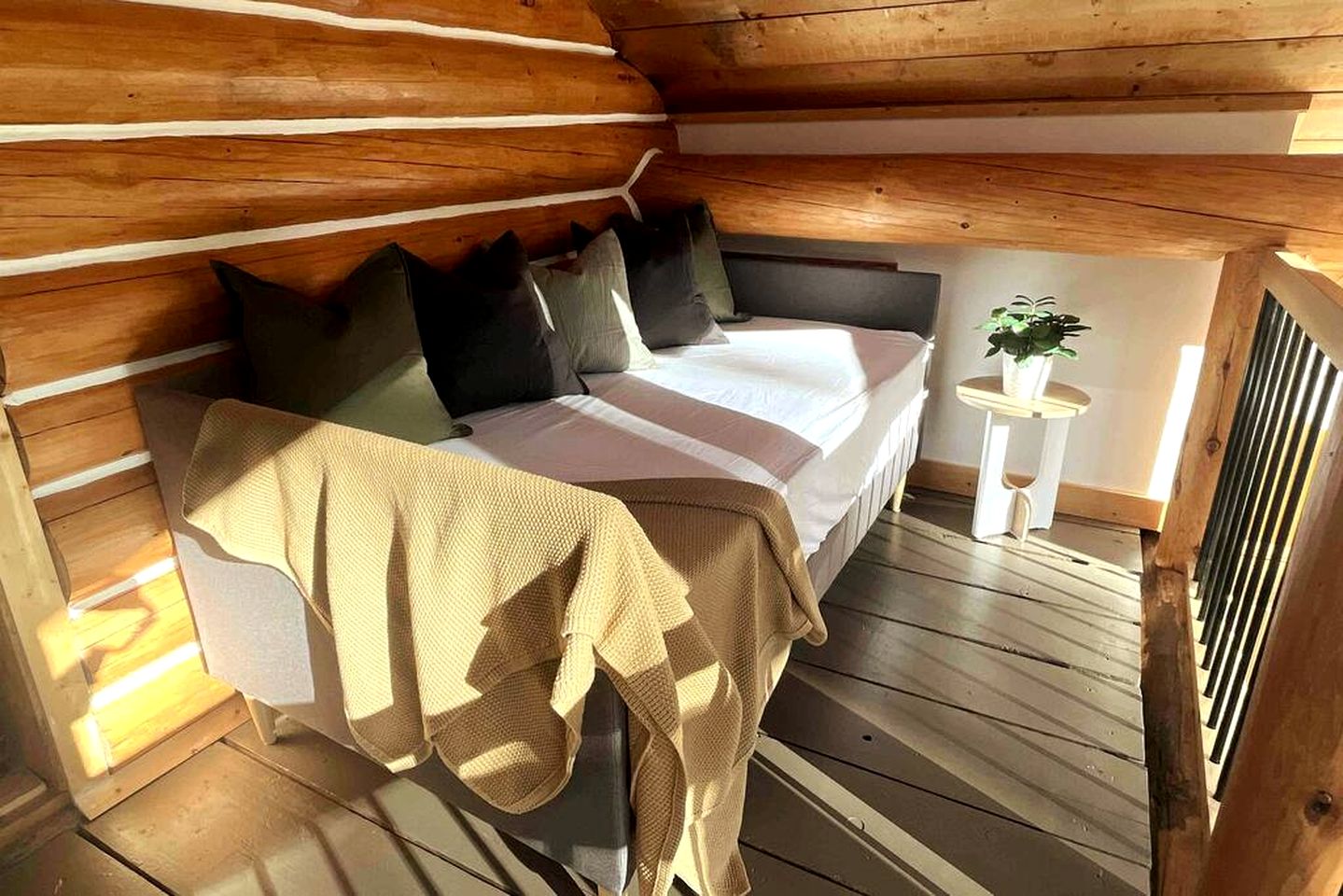 Amazing Secluded Cabin with Games and Hot-tub in Columbia-Shuswap, British Columbia