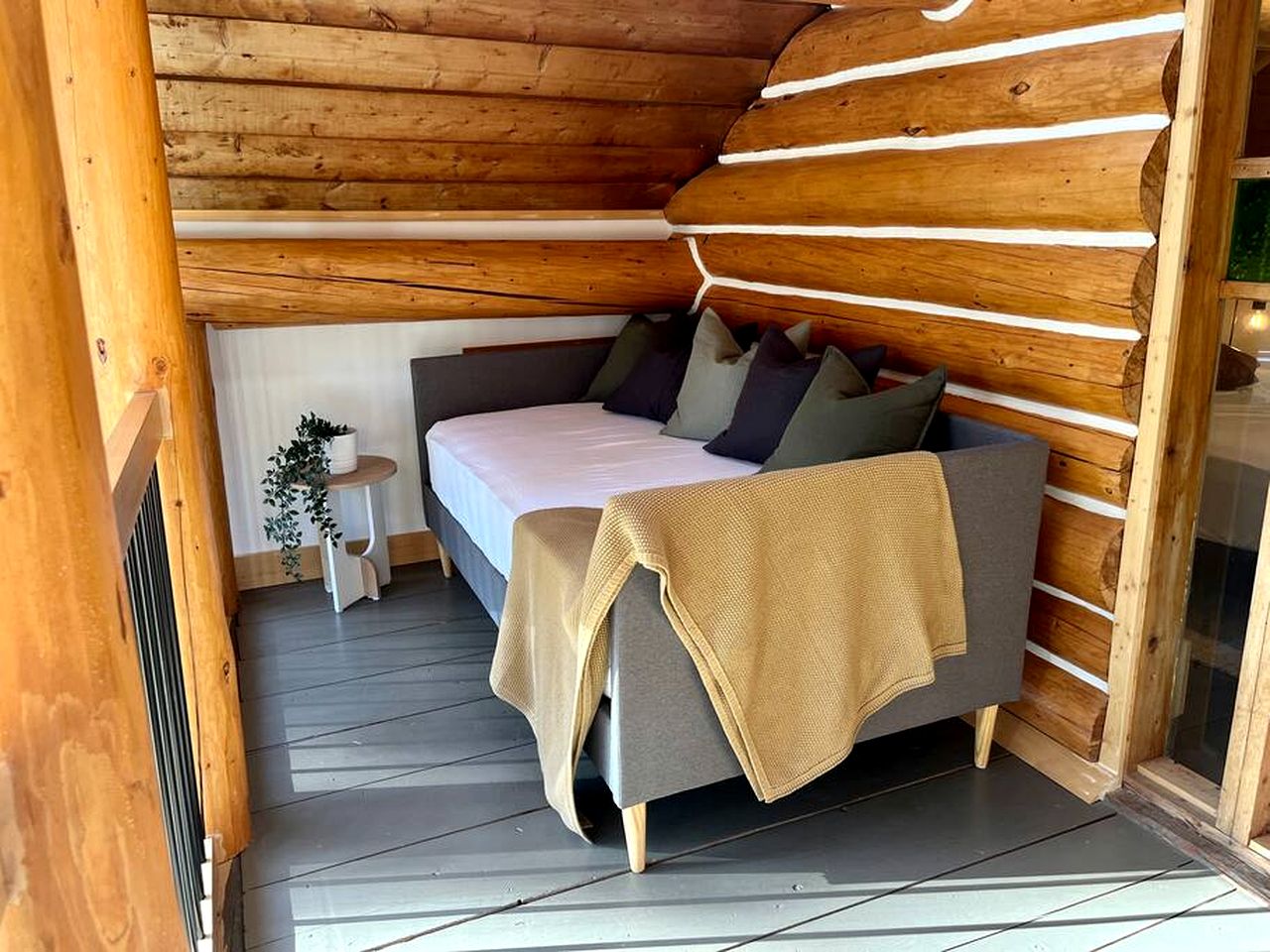 Amazing Secluded Cabin with Games and Hot-tub in Columbia-Shuswap, British Columbia
