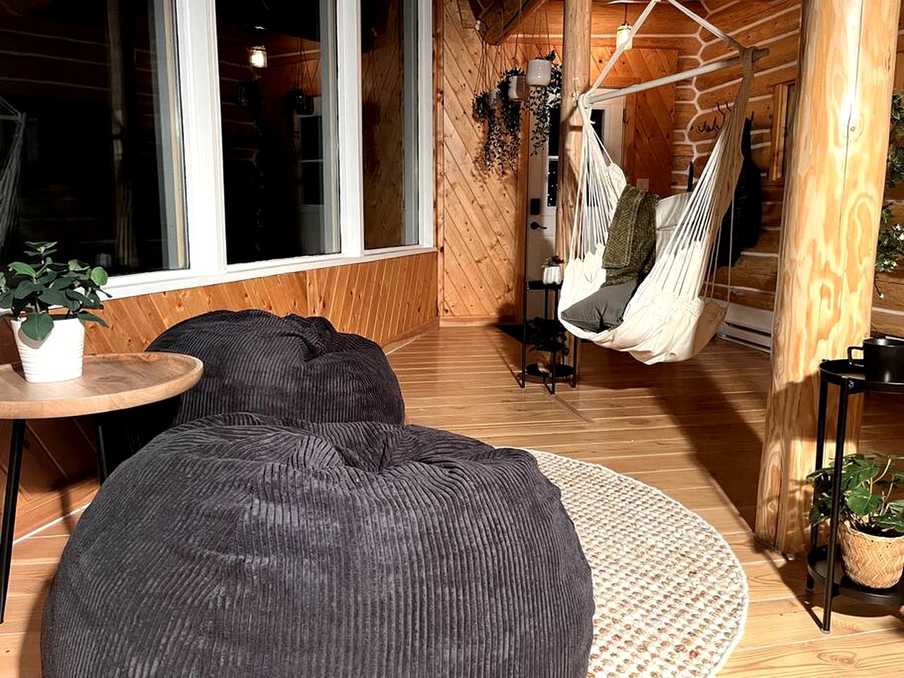 Amazing Secluded Cabin with Games and Hot-tub in Columbia-Shuswap, British Columbia