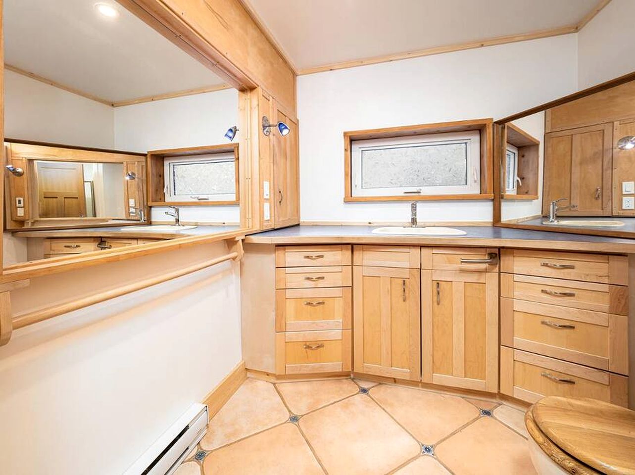 Amazing Secluded Cabin with Games and Hot-tub in Columbia-Shuswap, British Columbia