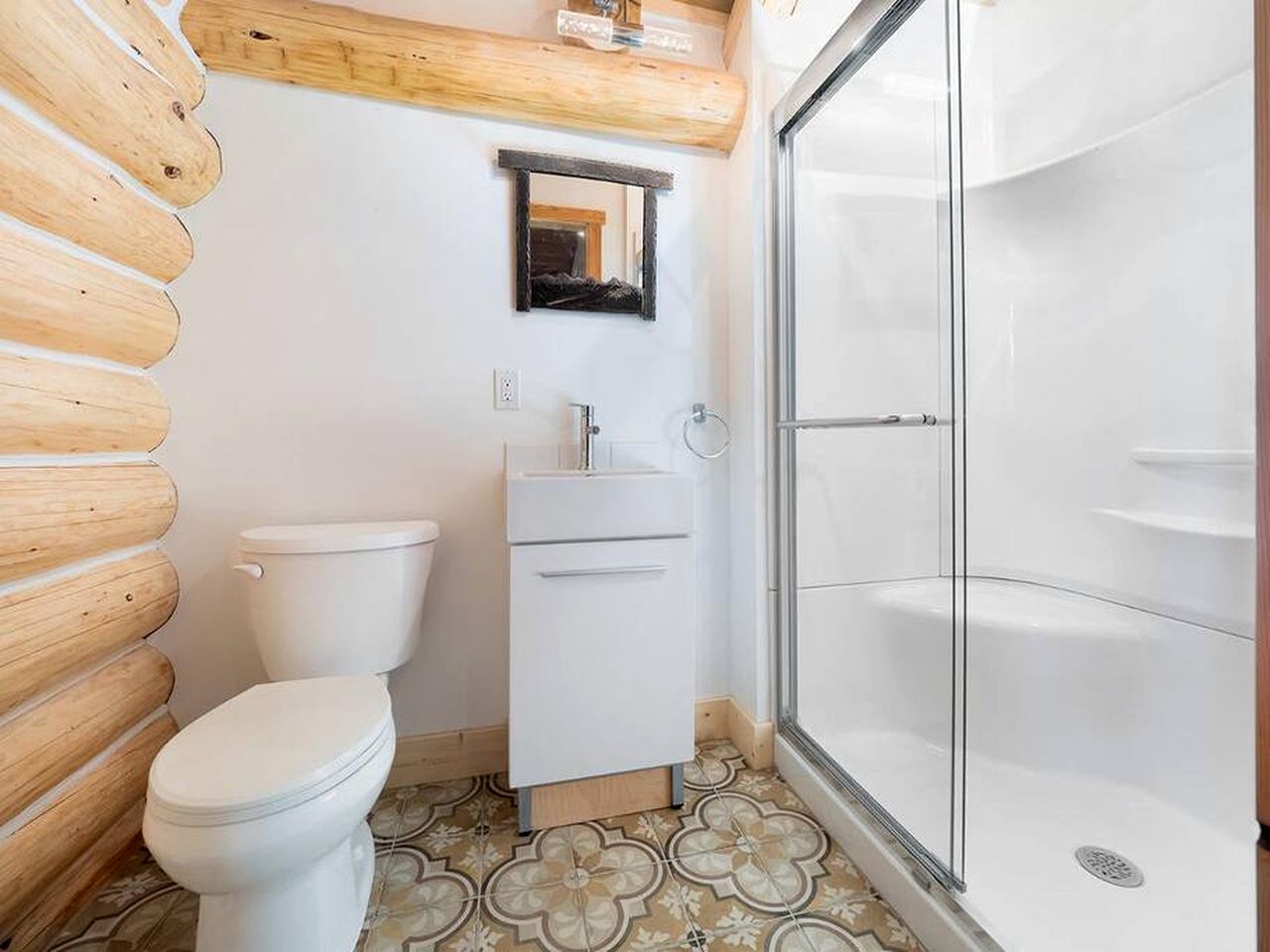Amazing Secluded Cabin with Games and Hot-tub in Columbia-Shuswap, British Columbia