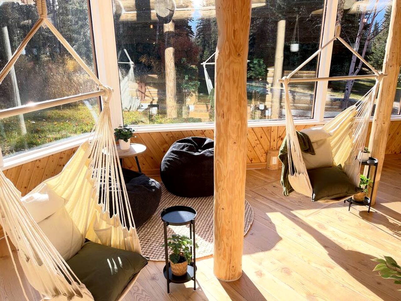 Amazing Secluded Cabin with Games and Hot-tub in Columbia-Shuswap, British Columbia