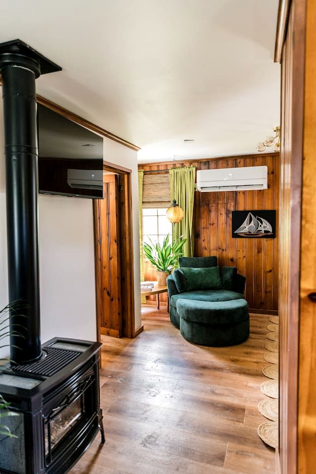 Cozy Cabin with Views of the Mississippi River near Dubuque, Iowa