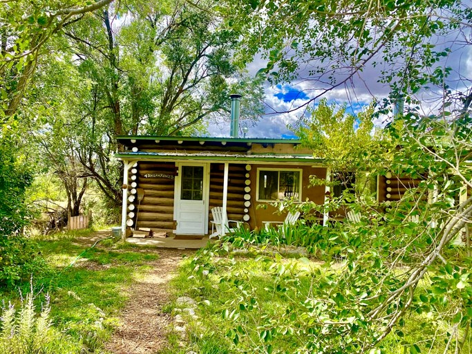 Log Cabins (United States of America, San Cristobal, New Mexico)