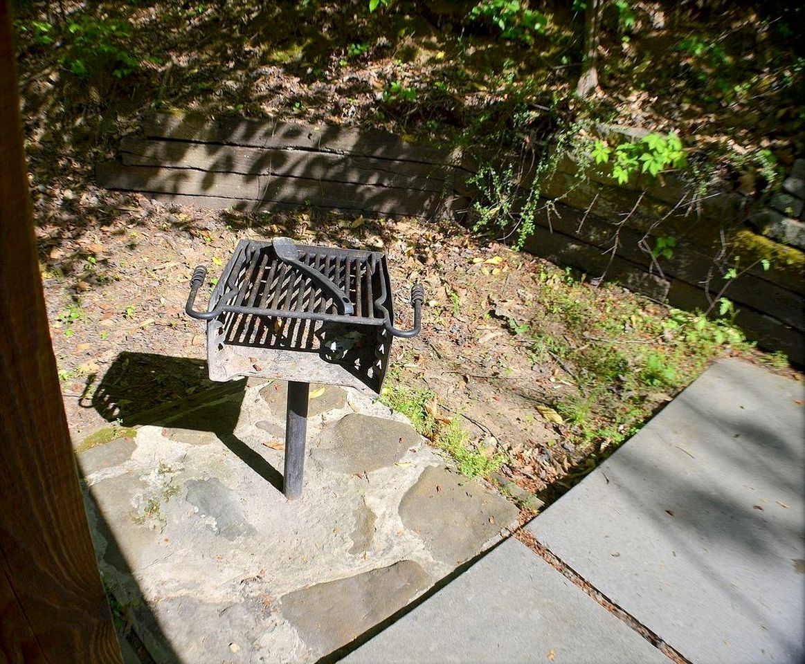Pet-Friendly Cabin with Jacuzzi Fantastic for Hiking Trails in Pigeon Forge, Tennessee