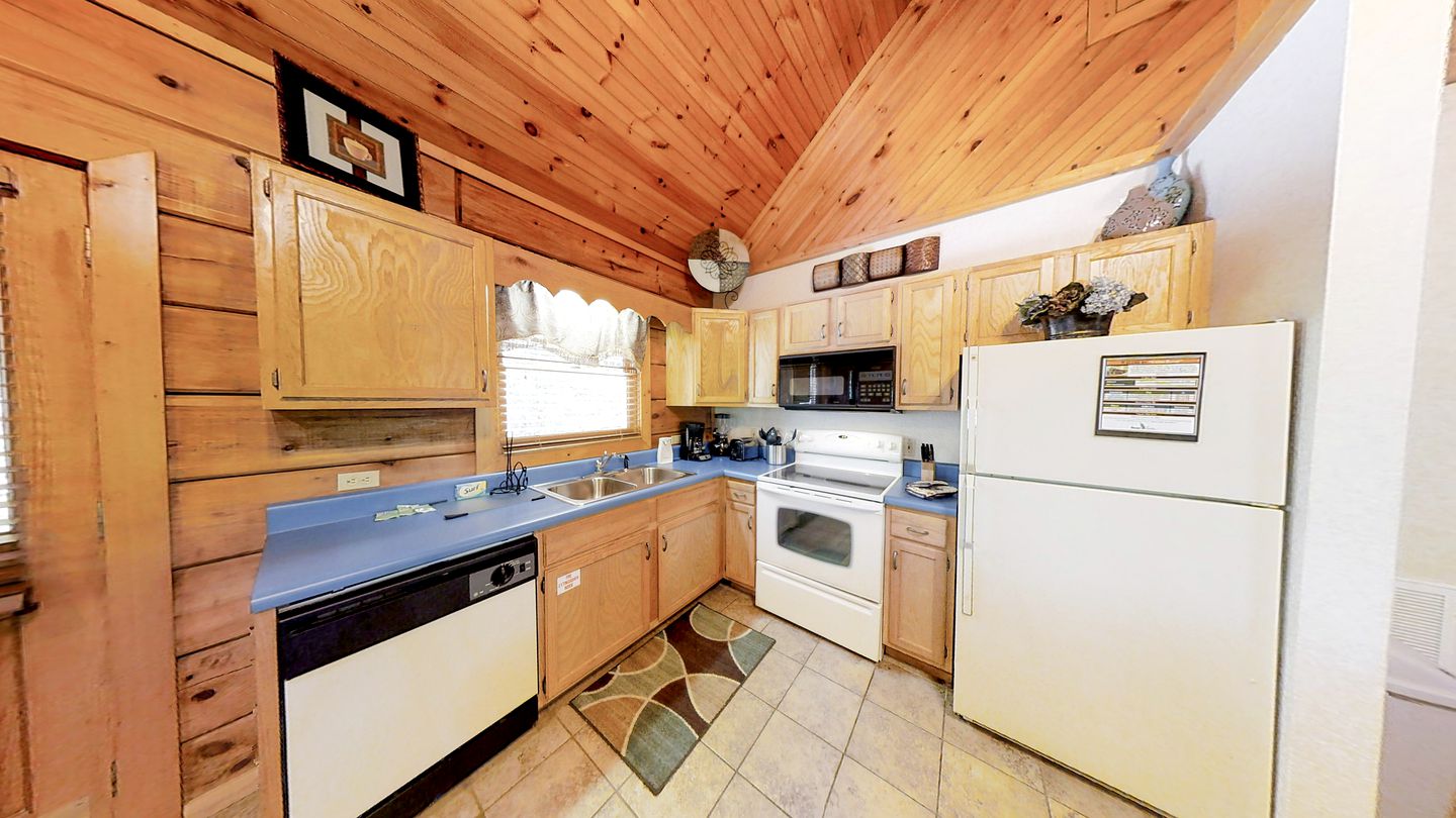 Pet-Friendly Cabin with Jacuzzi Fantastic for Hiking Trails in Pigeon Forge, Tennessee