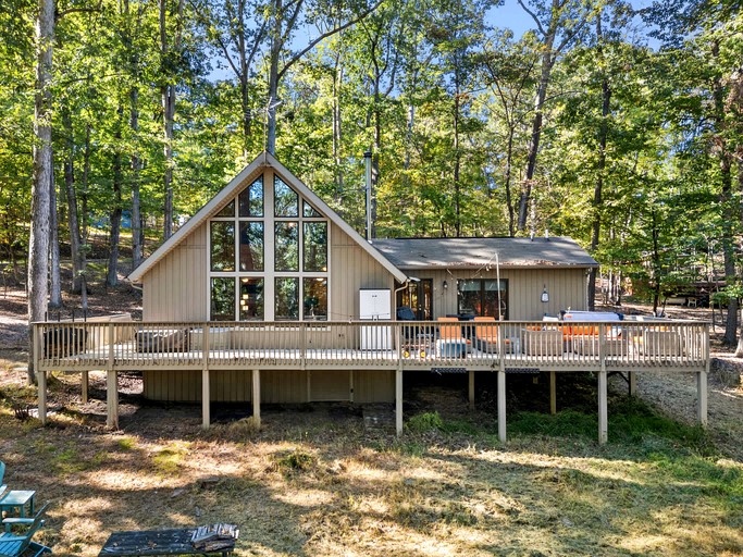 Charming Mountain Cabin with Hot Tub, Fire Pit & Resort Access Near Hedgesville, WV