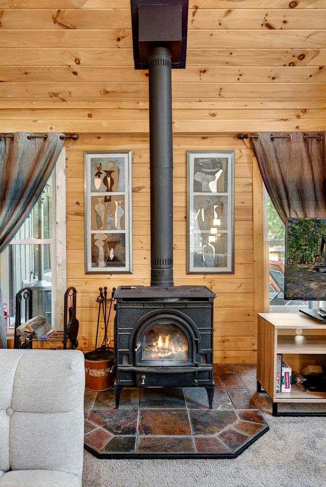 Charming Mountain Cabin with Hot Tub, Fire Pit & Resort Access Near Hedgesville, WV