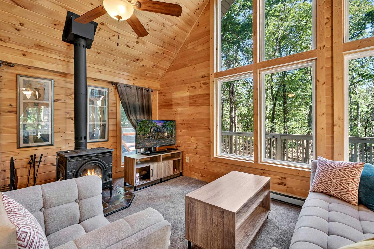 Charming Mountain Cabin with Hot Tub, Fire Pit & Resort Access Near Hedgesville, WV