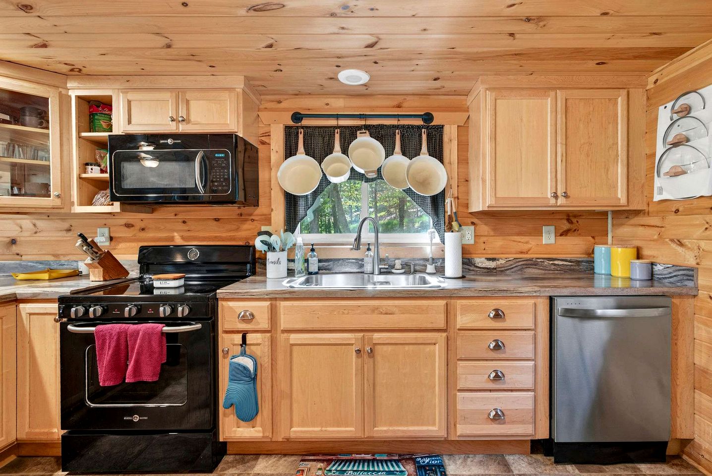 Charming Mountain Cabin with Hot Tub, Fire Pit & Resort Access Near Hedgesville, WV