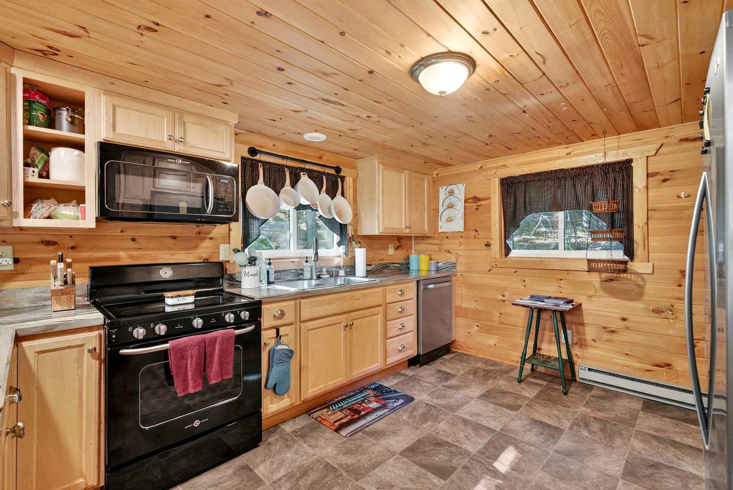 Charming Mountain Cabin with Hot Tub, Fire Pit & Resort Access Near Hedgesville, WV