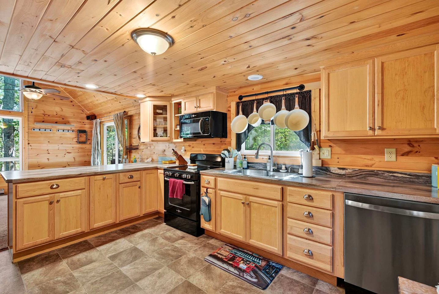 Charming Mountain Cabin with Hot Tub, Fire Pit & Resort Access Near Hedgesville, WV