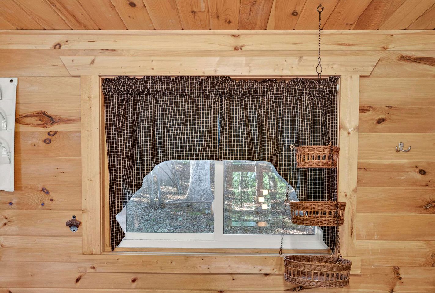 Charming Mountain Cabin with Hot Tub, Fire Pit & Resort Access Near Hedgesville, WV