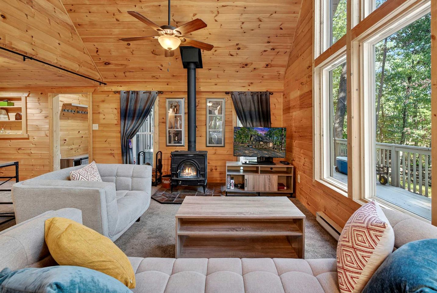 Charming Mountain Cabin with Hot Tub, Fire Pit & Resort Access Near Hedgesville, WV