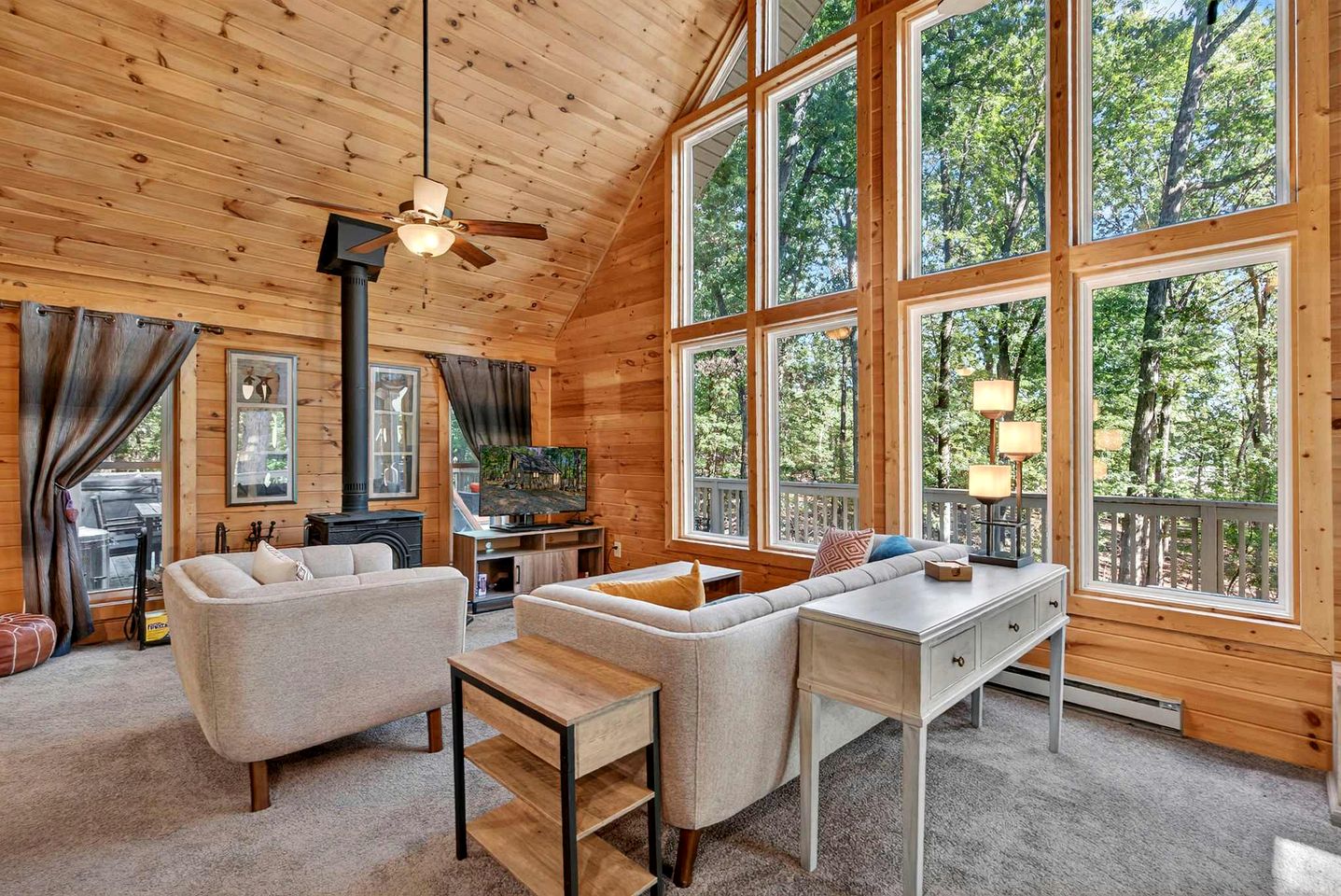 Charming Mountain Cabin with Hot Tub, Fire Pit & Resort Access Near Hedgesville, WV