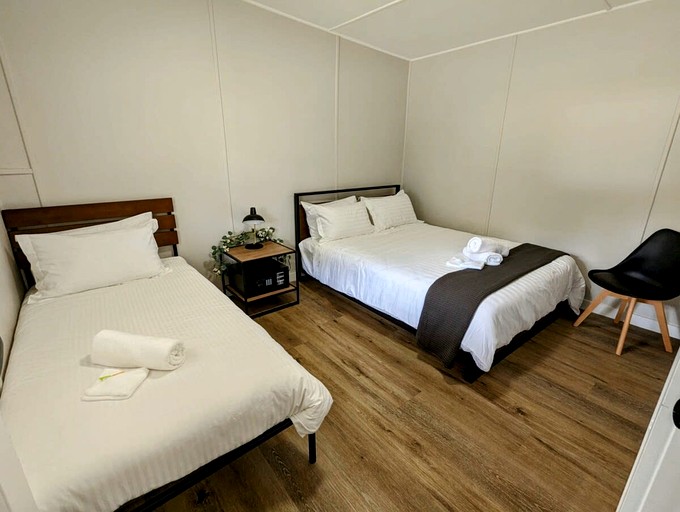 Cabins (Australia, Dadswells Bridge, Victoria)