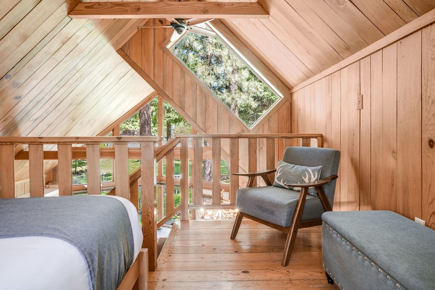 Bright and Open Cabin with Huge Windows near Hood River, Washington