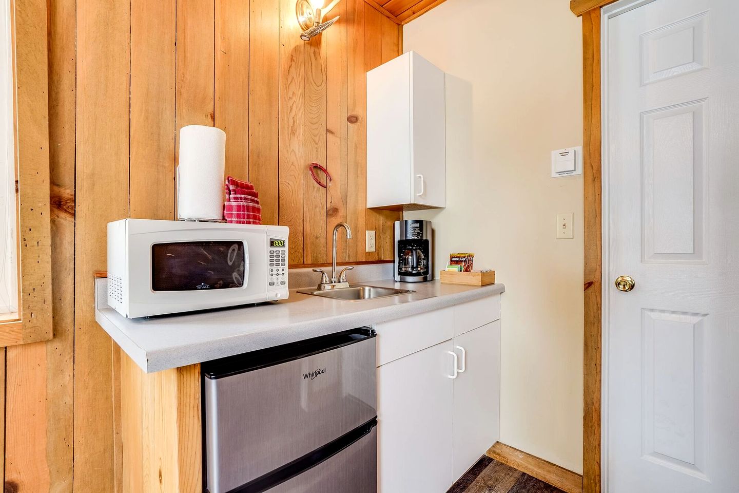 Bright and Open Cabin with Huge Windows near Hood River, Washington