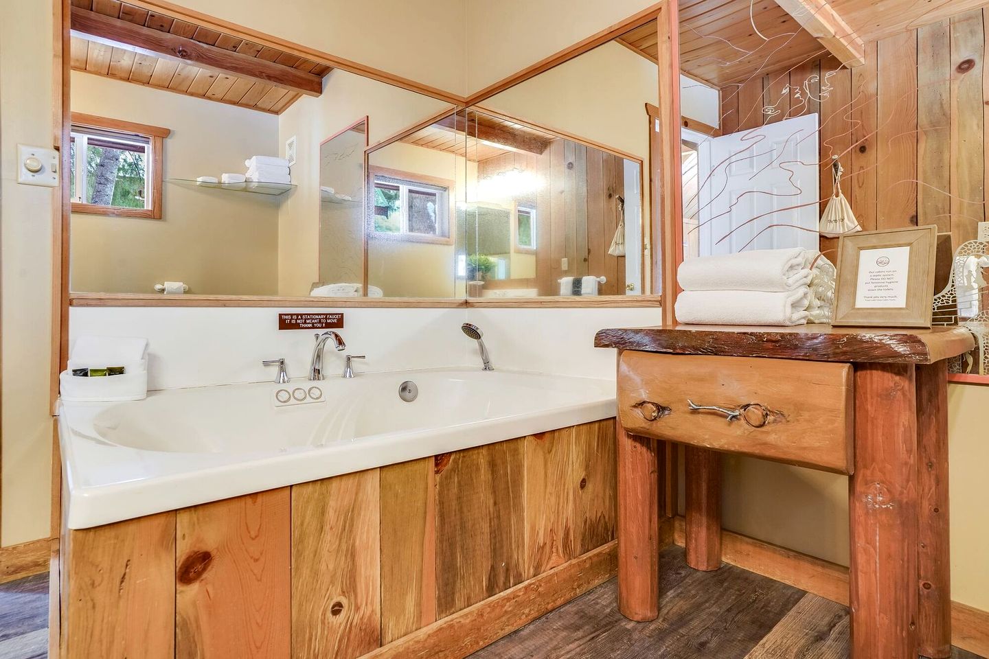 Bright and Open Cabin with Huge Windows near Hood River, Washington