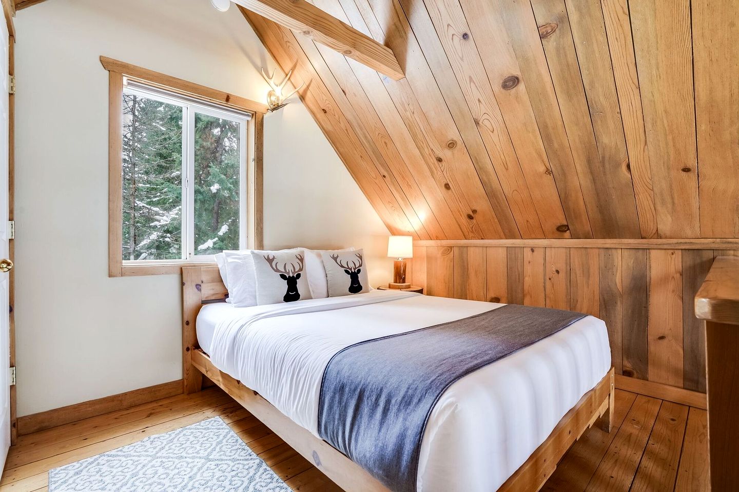 Bright and Open Cabin with Huge Windows near Hood River, Washington