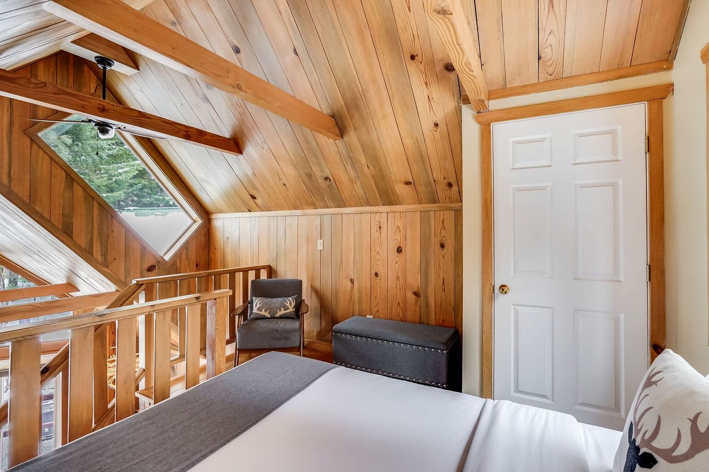Bright and Open Cabin with Huge Windows near Hood River, Washington