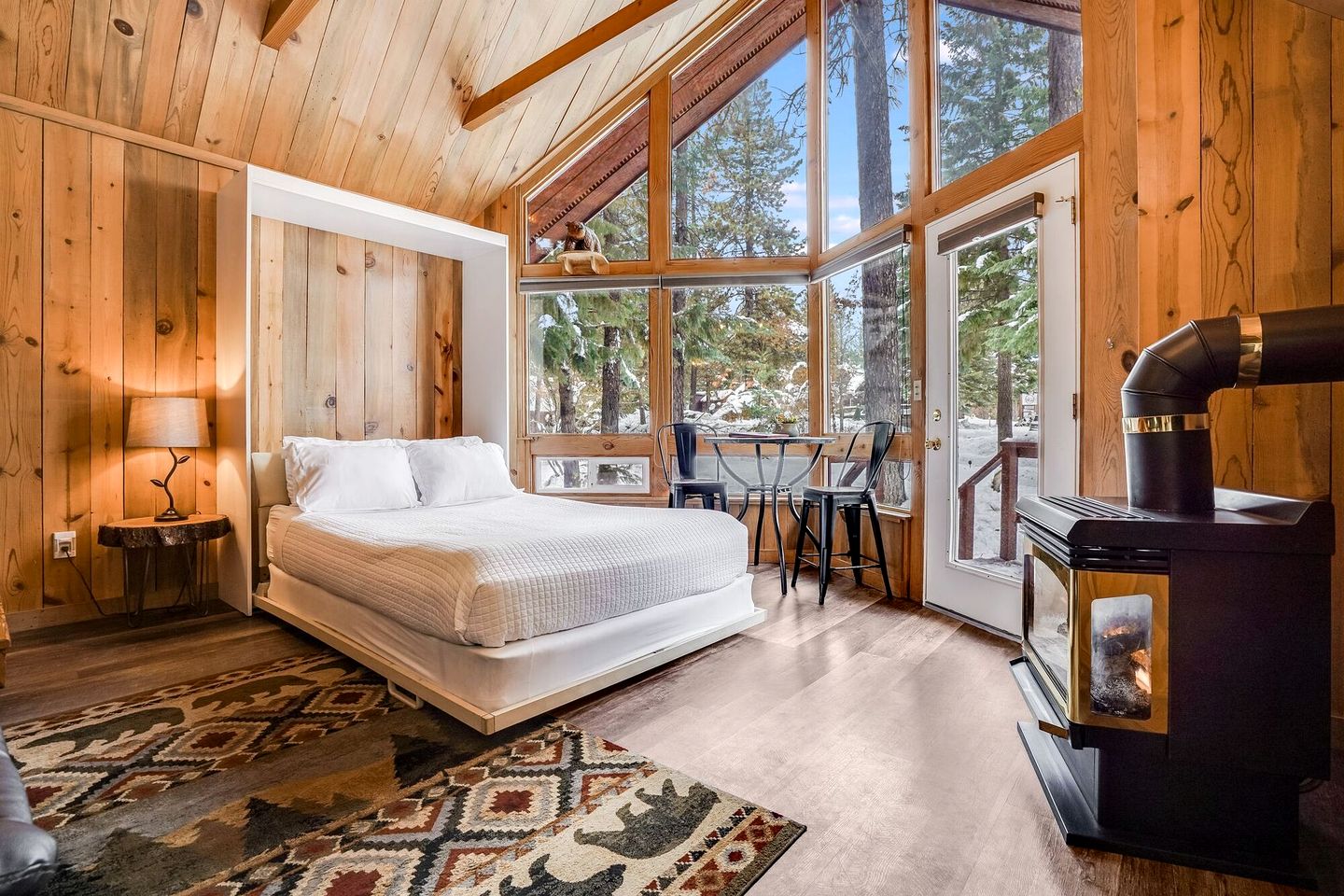 Bright and Open Cabin with Huge Windows near Hood River, Washington