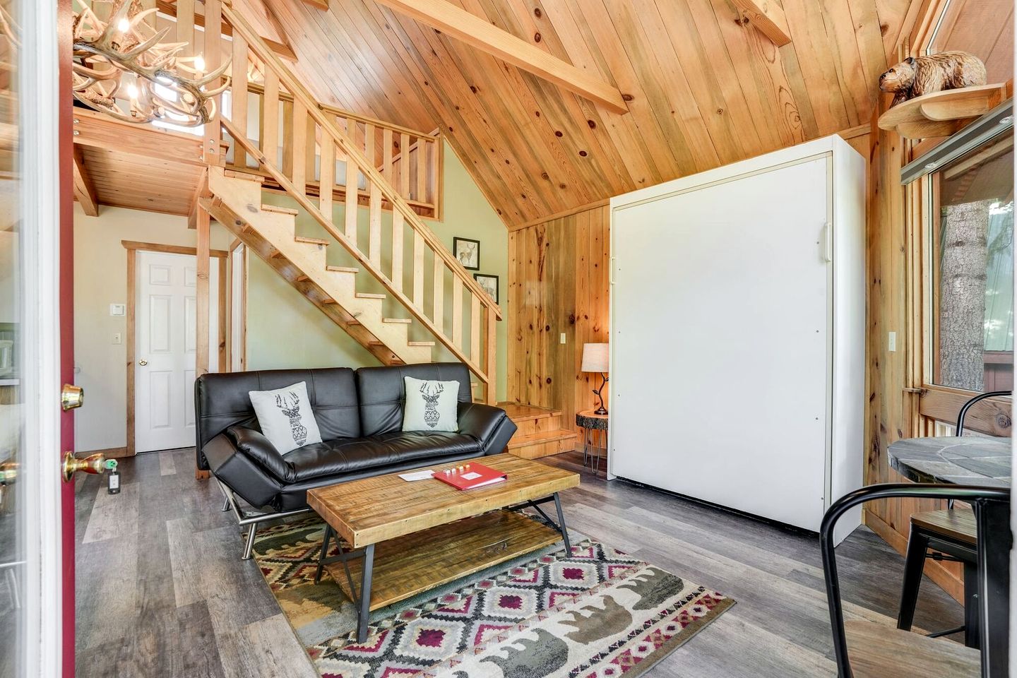 Bright and Open Cabin with Huge Windows near Hood River, Washington