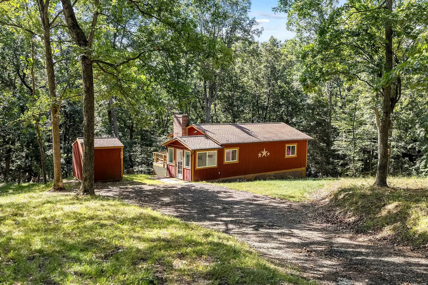 Secluded Pet Friendly Wooden Cabin in Mount Jackson, Virginia