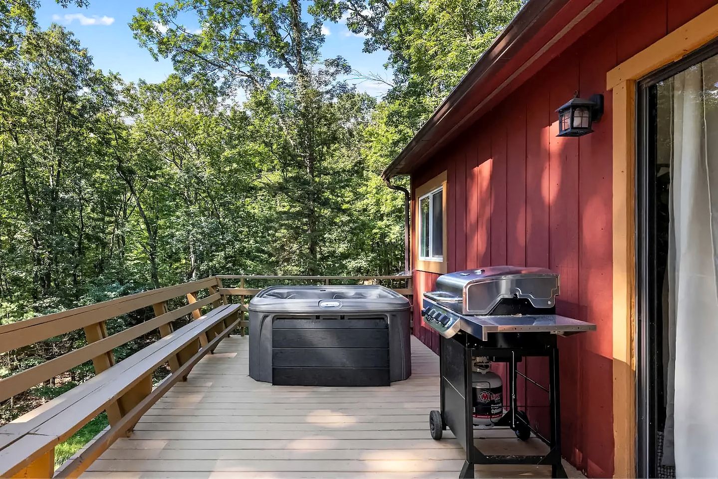 Secluded Pet Friendly Wooden Cabin in Mount Jackson, Virginia